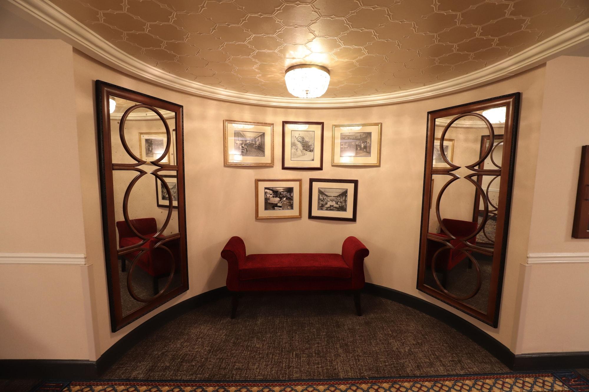 Hotel Roanoke & Conference Center, Curio Collection By Hilton Екстериор снимка