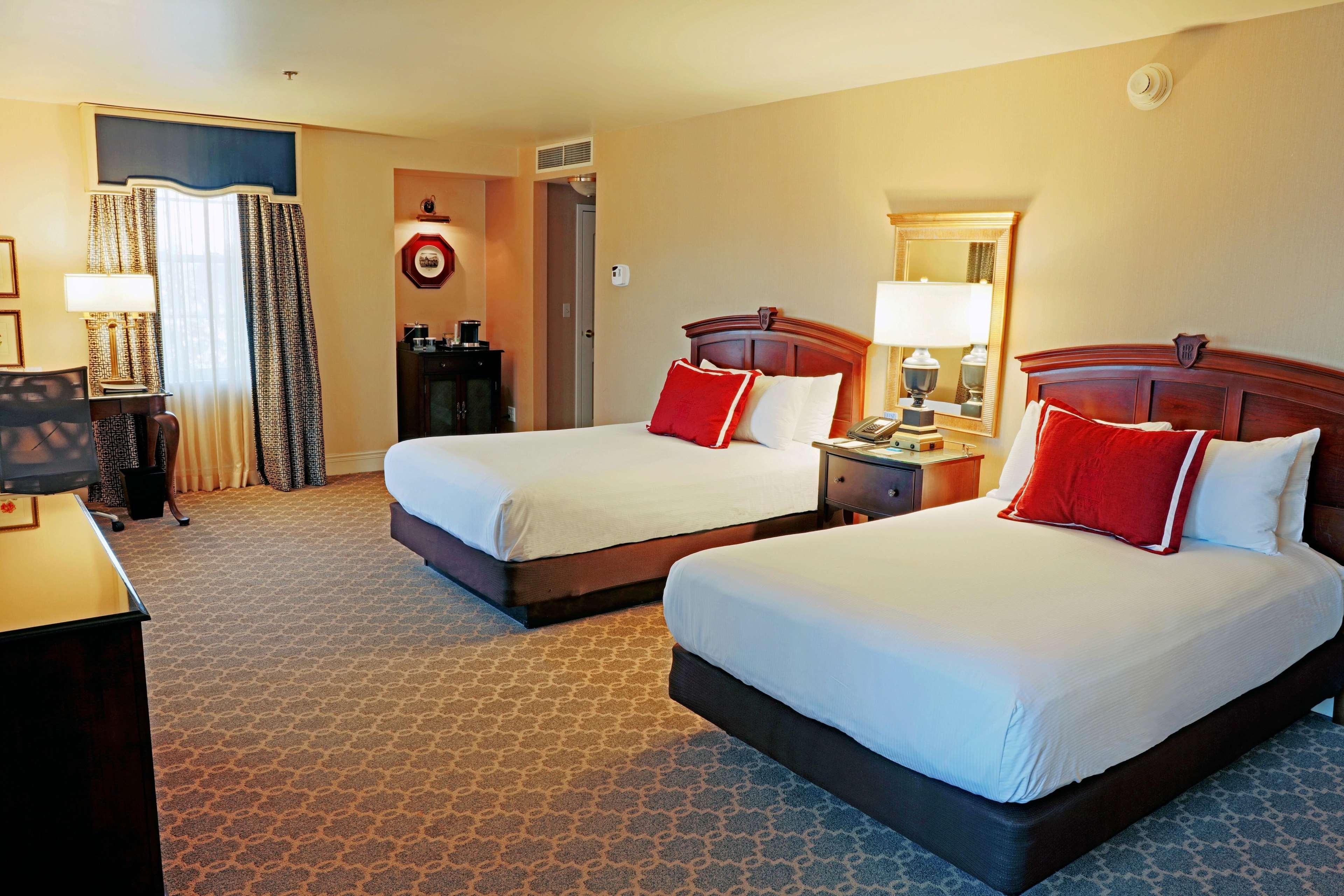 Hotel Roanoke & Conference Center, Curio Collection By Hilton Екстериор снимка