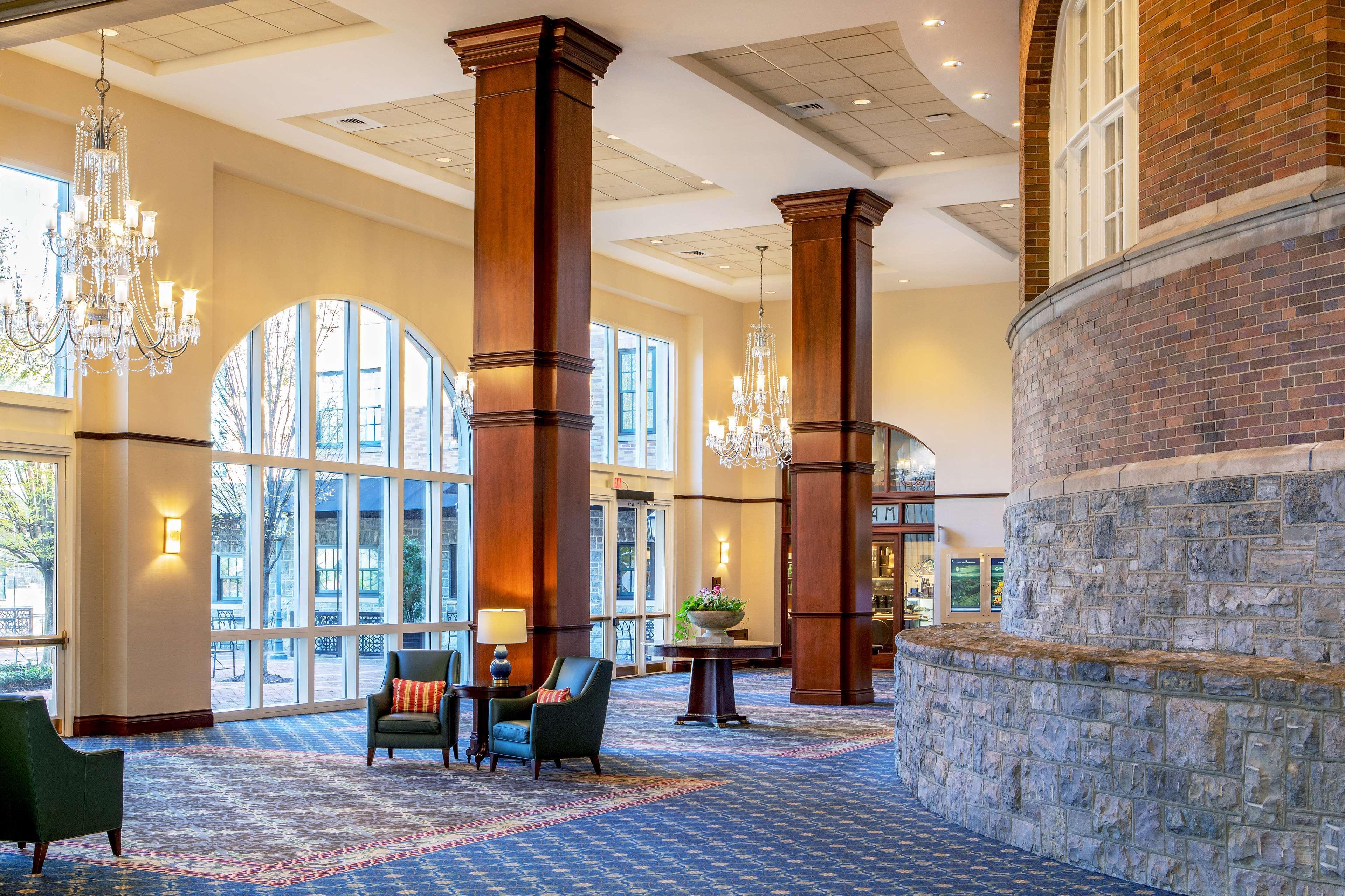 Hotel Roanoke & Conference Center, Curio Collection By Hilton Екстериор снимка