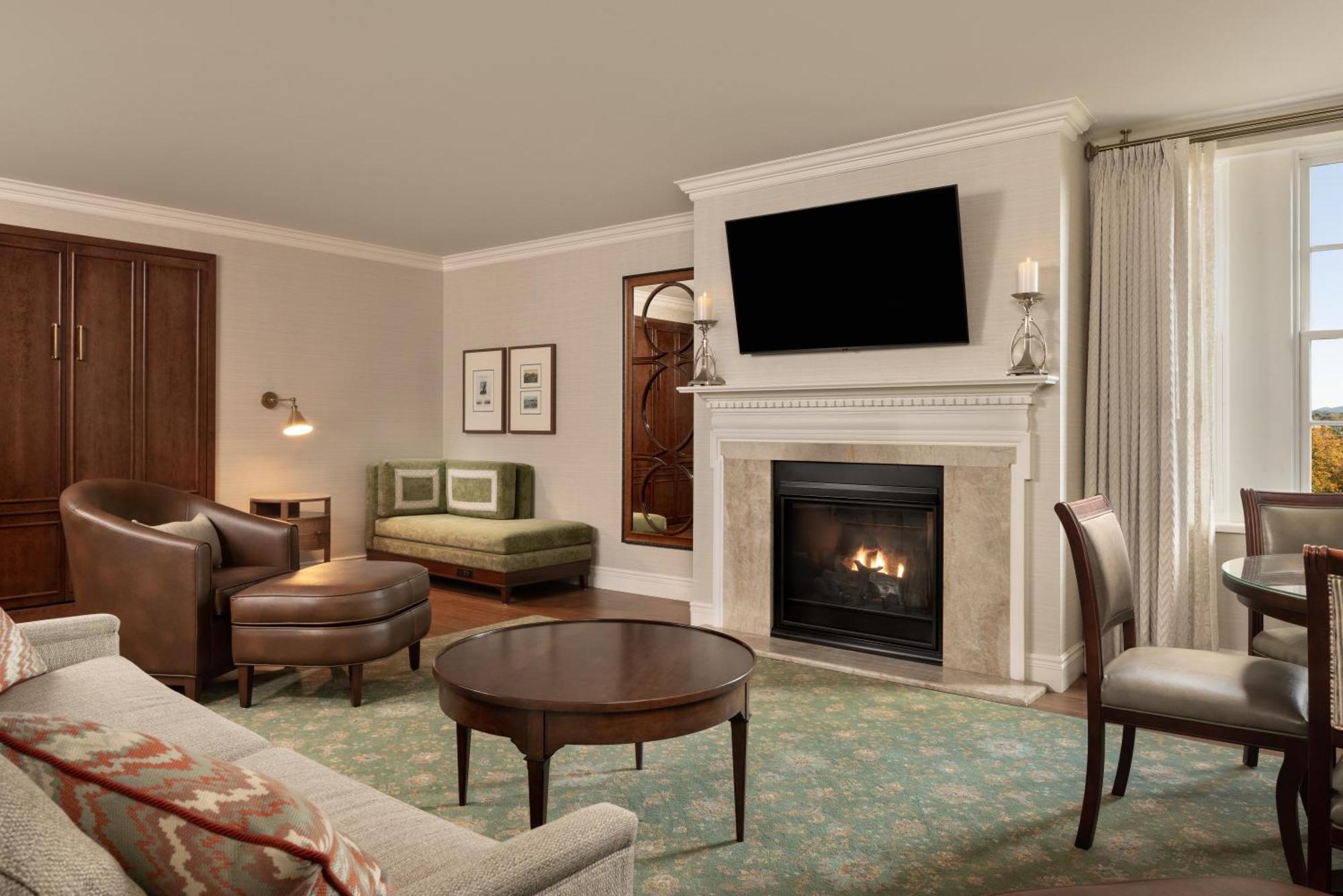 Hotel Roanoke & Conference Center, Curio Collection By Hilton Екстериор снимка